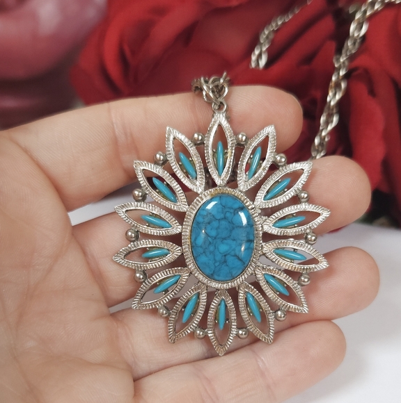 Vintage Faux Turquoise & Silver Point Flower Petal Pendant Necklace - Picture 3 of 10